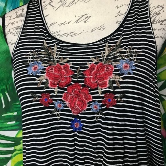 EUC $40 American Eagle Medium Black White Heart Floral Embroidered Summer Tank - Picture 2 of 6